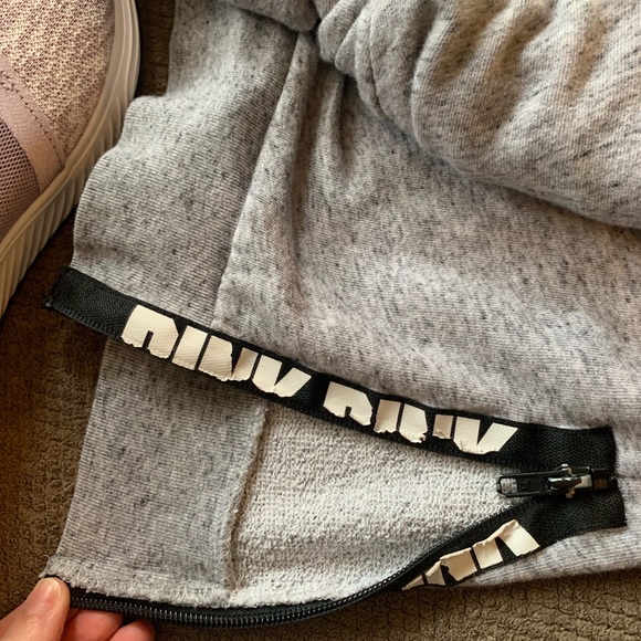 Victoria Secret_PINK grey sweatshirt - Picture 3 of 6